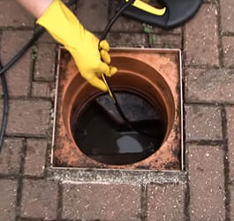Arbeiter Rohrreinigung in Riedstadt saniert ein Abflusswassersystem